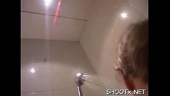 播放 感性的黑发宝贝坦尼娅表达了她的下流