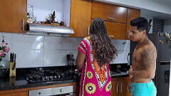 Jouer Rencontre torride : Latina Stepsis ne peut pas résister à la BBC pendant qu'elle nettoie la cuisine