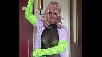 Reproduzir Marca de crossdresser leva um tubo cheio de seu próprio mijo até o fundo da garganta