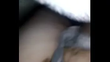 play Dziewica z wysokim popędem seksualnym bije nakrętkę