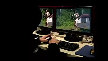 play 赤身裸体在电脑前和马克赫夫伦在网上裸体
