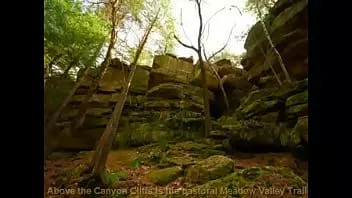 Afspelen Naakte wandeling naar Stephens Falls en twee springhouses die het voeden door Mark Heffron