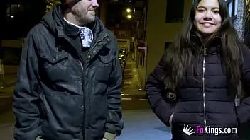 play O velho nos apresenta a sua amiga adolescente. ela está desesperada por uma boa foda!!