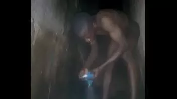 Reproducir Después de joder a tinuke fui al baño a ducharme.