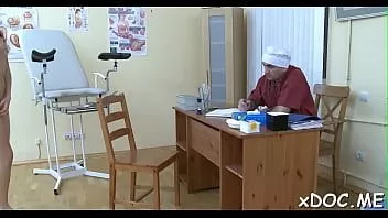 Reproducir Apasionada morena oriental mey adora besarse con un probador de coño