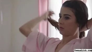 play Tukang pijat terangsang menjilat vagina pelanggannya