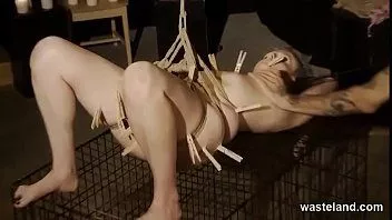 Играть Бондаж и наказание покорной электрическим извращением
