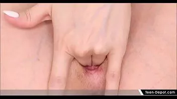 Afspelen Lilu Moon masturbeert haar kleine poesje