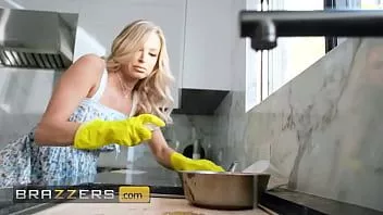 play Emma hix uwodzi hydraulika, siadając mu na twarzy i chwytając go za kutasa, gdy on pracuje - brazzers