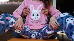 play Kakak Tiri Tak Bisa Menahan Diri Menggoda Payudara Kecil dan Vagina Basah Kakak Tirinya dengan Piyama