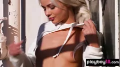 Oynat Minyon Sarışın Genç Elsa Jean'in Ateşli Yangın Kaçışı Striptiz