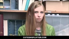Abspielen Die zierliche blonde Teenie-Jungfrau Ava Parker hat zum ersten Mal Sex mit einem Wachmann