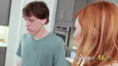 Abspielen Zierlicher rothaariger Pornostar gibt seinem Bruder einen Blowjob und mehr