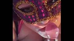 play Dikke seksgodin wordt kinky met dildo en masker