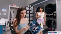play Tensiunea lesbiană se reduce în spălătoria publică - Maya Woulfe și Summer Col