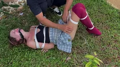 play Das Outdoor-Babe Tina wird mit schmutzigen Socken pervers