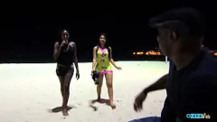 Oynat Latina Babe Monaliza, ırklararası hardcore plaj karşılaşmasının tadını çıkarıyor