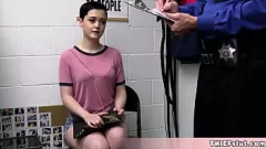 play تحطيم مراهق في سن المراهقة يحصل على عاقب تقريبي مع شعر قصير لطيف