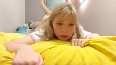 تشغيل يتم مارس الجنس Cutie الشقراء بشدة لتشتت انتباهه عن الكمبيوتر