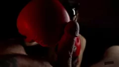 play Mistress da una mamada dolorosa con guantes de boxeo