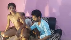 play Desi Village三人组：Hot Teen Sumona被Hanif和Manik操了