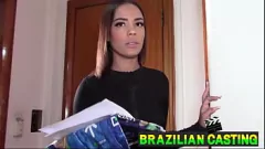 播放 老板在洗澡时被抓到 - 我监视着他，操了他，在我紧紧的猫中加了加薪和负担