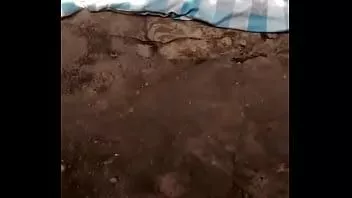 Afspelen Amateur zwart meisje tevreden met een mannelijke pop