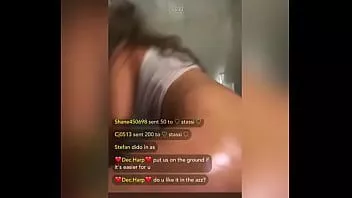 Afspelen Vriendin doet stiekem een ​​cam show in de wasruimte.